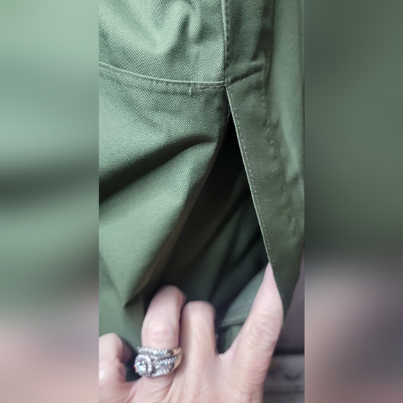 Swiss Tech wind breaker with hood, army green size LG. - Picture 3 of 5